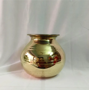 Olla kalash Lota de latón con borde ancho y líneas elegantes para rituales de ofrenda de agua bendita, disponible a precios de mayorista. - Product Image 1
