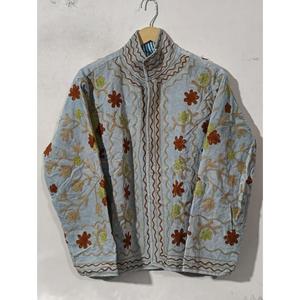 Elegante Chaqueta Roja con Cuello Mandarín, Manga Larga, Bordado Floral a Mano, Abrigo de Algodón para Mujer, Estilo Invernal, Venta al Por Mayor - Product Image 2