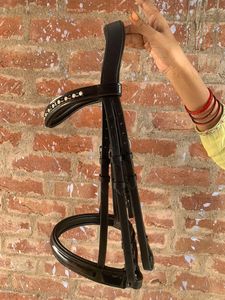 Brida de cuero de lujo para caballo con forma anatómica y acolchado suave, con parte trasera recortada y costuras elegantes, con hebilla. - Product Image 4