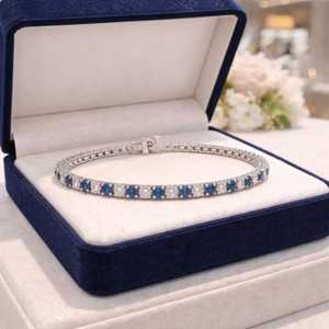 กำไลข้อมือเงินแท้ประดับไพลินธรรมชาติ ดีไซน์เรียบหรู คลาสสิก เหมาะสำหรับเป็นของขวัญสำหรับผู้หญิงในโอกาสหมั้นและแต่งงาน - Product Image 4