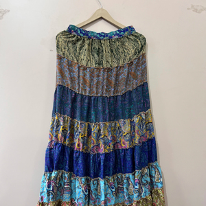 Sari vintage en soie, jupe longue traditionnelle indienne pour femmes, jupe évasée à volants - Product Image 1