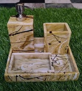 Ensemble de salle de bain de luxe en résine noire à motif floral, 5 pièces : distributeur de savon liquide, gobelet porte-brosse à dents, porte-savon rond, plateau de vanité circulaire et accessoires - Product Image 3