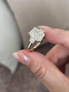 Bague de fiançailles pour femme en or 18 carats avec trois diamants de laboratoire taille radiant de 4 carats, pierres latérales trapézoïdales, certifiée IGI, clarté VVS2 - Product Image 2