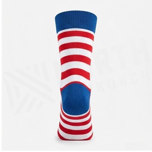 Chaussettes ras du cou bleues à étoiles blanches et bordure rouge, respirantes, tricotées pour adultes, usage décontracté - Product Image 2