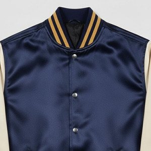 Veste universitaire en satin bleu marine pour homme avec manches crème et finitions dorées, style preppy, coupe classique, pour l'automne - Product Image 3