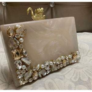 Pochette de soirée en résine de luxe faite à la main pour femmes, accessoire de mode en cristal pour les soirées - Product Image 2