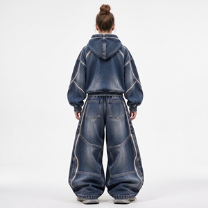 Conjunto de dos piezas para mujer: Sudadera con capucha de mezclilla azul oscuro lavada y pantalones anchos holgados con ribete en contraste, estilo urbano oversize, venta al por mayor OEM - Product Image 2