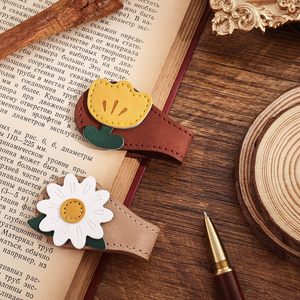 Marcapáginas decorativo de alta calidad con forma de hoja de arce en cuero, compañero perfecto para libros, diarios y agendas, a la venta a bajo precio. - Product Image 1
