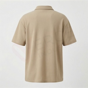 เสื้อโปโลผู้ชายแขนสั้นสีเบจ ผ้าถัก มีซิป ดีไซน์เรียบง่าย สวมใส่สบาย ทรงปกติ - Product Image 2
