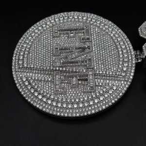 Pendentif rond en moissanite, breloque inspirée de la crypto-monnaie, micro-pavé de pierres baguette, bijou pour collier chaîne - Product Image 1
