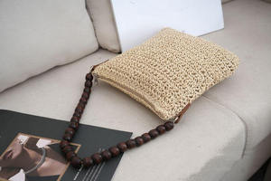Un sac fourre-tout en fil naturel magnifiquement conçu, qui se démarque grâce à ses décorations uniques en perles de bois, pour femmes. - Product Image 2