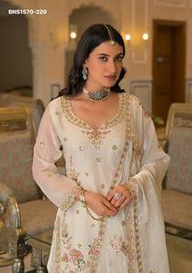 Hermoso traje blanco de satén elegante con adornos de cuentas, conjunto de dupatta con cuentas y bordados, proveedor de la India. - Product Image 2
