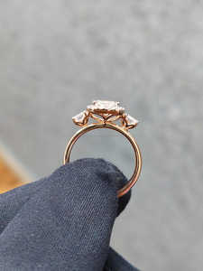 Anillo de Diamantes de Corte Radiante de Lujo en Oro Rosa con Piedras Laterales, Elegante Joya de Compromiso para Mujer, Estilo Premium Personalizado - Product Image 2