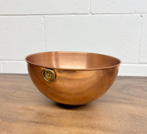 Bol en cuivre intemporel, conçu pour la décoration intérieure de style indien ou pour un service sophistiqué lors de occasions spéciales - Product Image 1