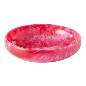 Bol à salade moderne en résine marbrée rouge et rose, fait main, poli, écologique, empilable, compatible lave-vaisselle, vaisselle de service pour fêtes - Product Image 1