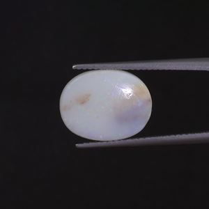 โอปอลธรรมชาติสีขาวรับรองโดย IGI น้ำหนัก 5.15 กะรัต รูปทรงวงรี ขนาด 14x12 มม. ตัดด้วยมือ ขัดเงา ผ่านการเคลือบแว็กซ์/น้ำมัน สภาพดี - Product Image 3