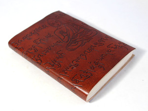 Carnet artisanal en cuir de chèvre couleur cerise antique, relié à la main, avec motif Bouddha en relief, 100 feuilles, écritures anciennes, cadeau Camelon - Product Image 2