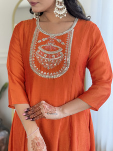 Conjunto de Kurta Recta Bordada en Seda Vichitra Naranja para Mujer con Pantalón de Rayón y Dupatta Bordada en Seda Vichitra - Product Image 5