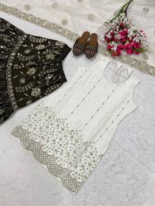 Ensemble Sharara Gharara Kurti brodé indien dernier cri, tissu en géorgette, magnifique tenue de soirée de designer pakistanais, 3 pièces, PinkCityBlocks - Product Image 4