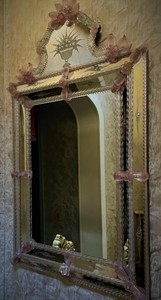 Impresionante espejo veneciano en cristal de Murano rosa con cymatium y flores - Product Image 2
