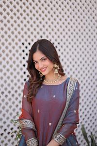 Lehenga Choli de red de diseño artesanal con conjunto de top, lehenga y dupatta para bodas, con bordado y lentejuelas, a precio mayorista. - Product Image 3