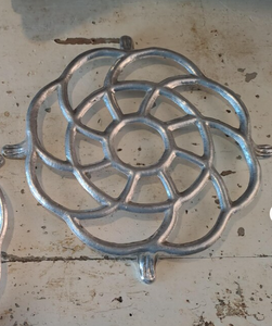 Al por mayor, de alta calidad, soporte de metal de aluminio fundido plateado, resistente al calor, para encimera de cocina, para ollas y utensilios de mesa - Product Image 1