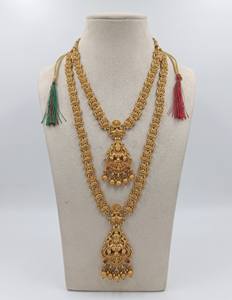 DIVYORO Ensemble de colliers classiques pour femmes en cuivre antique et laiton plaqué or pour mariage, fiançailles et fête - LAKSHMI HARAM - Product Image 1
