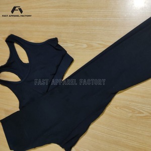 Conjunto de yoga activo de alta calidad diseñado con tela suave y transpirable, ajuste flexible, perfecto para yoga y entrenamiento físico. Con OEM. - Product Image 3