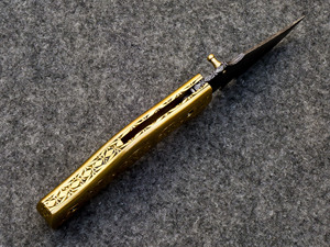 Cuchillo Plegable de Acero de Damasco Hecho a Mano con Mango de Latón Grabado y Funda de Cuero - Cuchillo de Bolsillo EDC Personalizado con Bloqueo Liner Lock - Product Image 4
