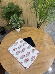 Hermosa funda acolchada de algodón para portátil, hecha a mano, con diseño floral, funda protectora con cremallera, elegante accesorio de tela. - Product Image 6