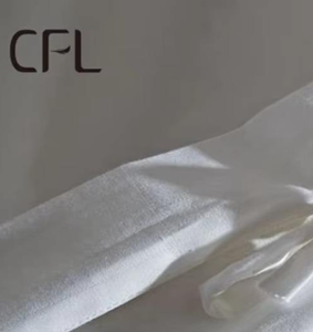 Ensemble de housse de couette blanche avec oreillers et serviettes roulées pour literie de style hôtel - Product Image 5