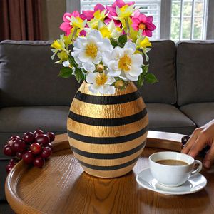 Moderno Florero de Aluminio Dorado y Negro Hecho a Mano con Acabado Martillado, Decoración para Mesa, 30 cm - Regalo de Pascua - Product Image 5