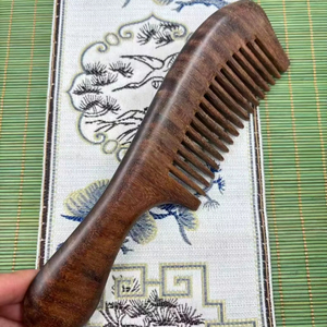 Peine de madera de sándalo negro natural de gran venta para mujer, peine de masaje de ébano con etiqueta privada - Product Image 1