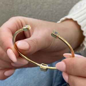 Elegante Brazalete de Oro Amarillo de 14K con Diamante Corte Esmeralda de 1.00CT Cultivado en Laboratorio E VVS2, Joyería Fina Minimalista para Novia, Regalo de Aniversario - Product Image 4