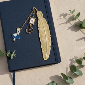 Marque-page vintage unique en métal avec finition rustique, parfait pour les collectionneurs de papeterie antique et d'objets littéraires. - Product Image 4