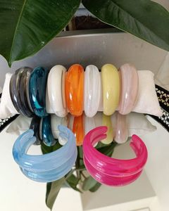 Brazalete de acrílico de color sólido con acabado liso, brazalete de resina para mujer, joyería de moda, accesorio para el brazo, ancho y circular. - Product Image 1