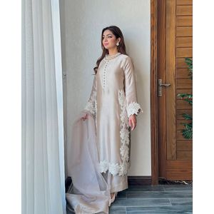 Ensemble haut, bas et dupatta pour femmes, vêtements de soirée, avec travail à la main en perles Moti - Product Image 1