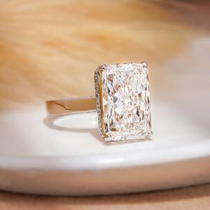 La bague de luxe parfaite avec un diamant solitaire de 10 carats certifié IGI, couleur E, clarté VVS2, diamants taille radiant et diamants ronds d'appoint. - Product Image 6