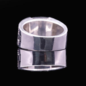 Anillo de Lujo Unisex con Moissanita de 0.5 Quilates, Estilo Urbano, Chapado en Plata, Engaste de Garras - Product Image 1