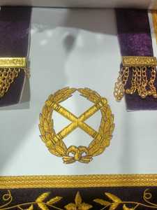 Delantal masónico hecho a mano, terciopelo morado, bordado dorado, forma cuadrada con flecos y símbolo de ojo, accesorio decorativo masónico - Product Image 2