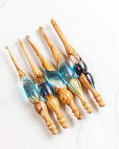 Art Empire Exports - Agujas de Ganchillo Ergonómicas de Resina y Madera Multicolor, Mango Suave, 20 cm de Longitud, 3 mm de Grosor, Tamaños Personalizados - Product Image 2