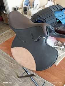 Selle de course en cuir véritable sur mesure, selle d'entraînement souple, selle d'équitation à contact étroit pour cheval - Product Image 4