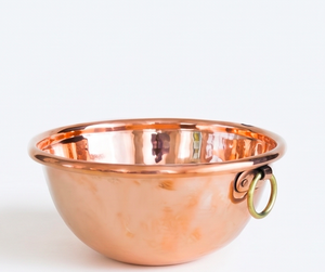 Bol rond en cuivre poli, fait main, en métal, pour servir les aliments et usage domestique, design vintage avec poignée en anneau. - Product Image 1