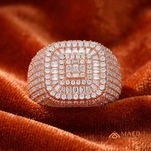 Anillo de compromiso de moissanita talla princesa en oro rosa para hombre, estilo hip hop, con incrustaciones de baguette, joyería de lujo, regalo de moda. - Product Image 3