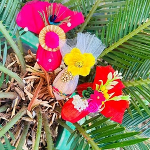 Elegante Decoración Festiva Hecha a Mano con Adorno de Plumas de Pavo Real y Tela de Terciopelo Rojo, Cubierta Tradicional para Pooja Kalash - Product Image 1