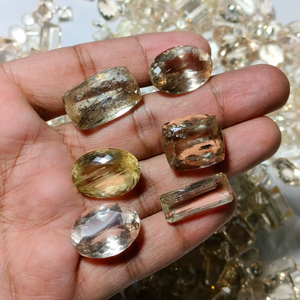 Scapolite เหลี่ยมเพชรพลอยสีเหลืองธรรมชาติอัญมณีรูปร่างผสมสำหรับทำเครื่องประดับแสงยูวีปฏิกิริยา plagioclase หินสำหรับครอบครัว - Product Image 1