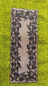 Camino de Mesa Clásico Bordado con Diseño Floral Beige y Negro, Decoración para el Hogar, Lavable - Product Image 3
