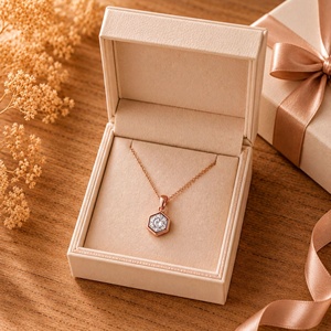 Colgante Solitario de Diamante Cultivado en Laboratorio con Corte Brillante Hexagonal, Oro Sólido de 10k, 14k, 18k, Claridad E, VVS, Engaste en Bisel, Joyería Fina - Product Image 3