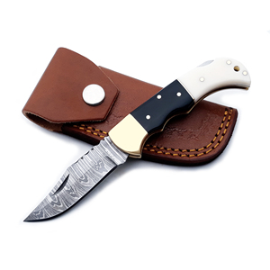 Cuchillo de Bolsillo Hecho a Mano de Acero de Damasco con Hoja D2 y Resina Blanca y Negra, Cuchillo Plegable EDC de Latón con Funda de Cuero para Caza y Camping - Product Image 1