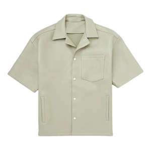 เสื้อเชิ้ตหนังเทียมทรงลำลองสไตล์โมเดิร์นแบบสั่งทำพิเศษสำหรับผู้ชาย แขนสั้น ติดกระดุม กระเป๋าขนาดใหญ่ที่อก ปกเสื้อแบบลา펠 - Product Image 1
